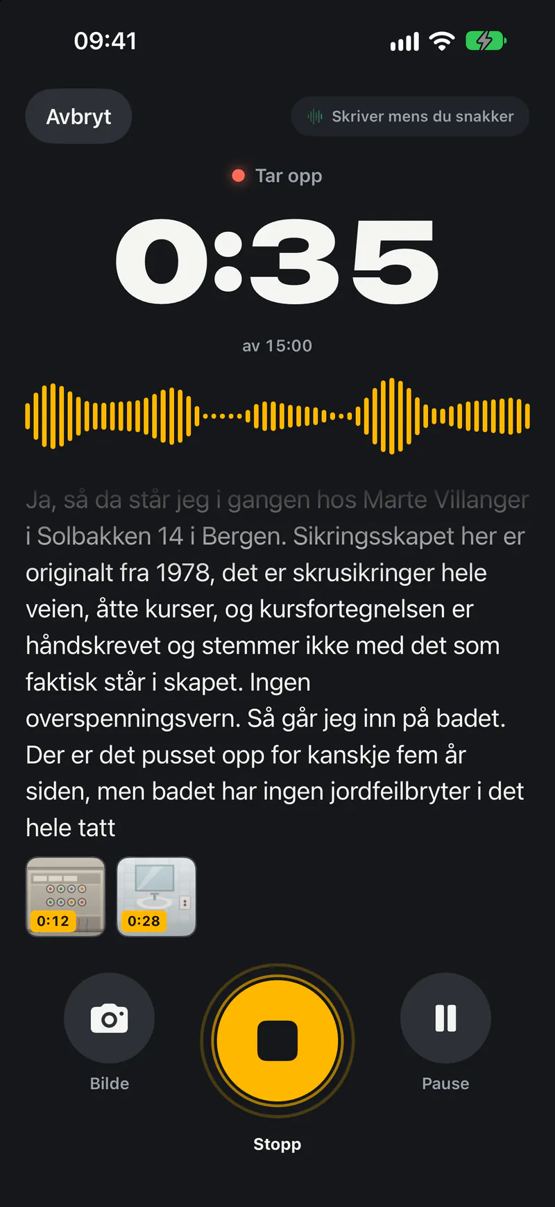 Opptak i Taleark: klokken står på 0:35, en gul lydbølge viser at appen tar opp, og teksten skrives mens elektrikeren snakker om sikringsskapet. To bilder er tatt underveis, ved 0:12 og 0:28.